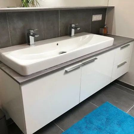 Superior-apartment Mit Pool Und Seezugang Lägenhet
